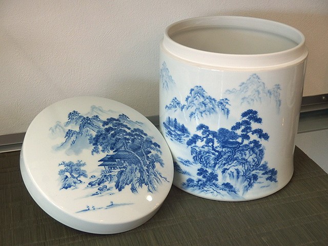 山水画の陶器小物入れ 有田焼・弥左エ門 「山水」 メモリアルポット 小物入れ 骨壺（桐箱付き