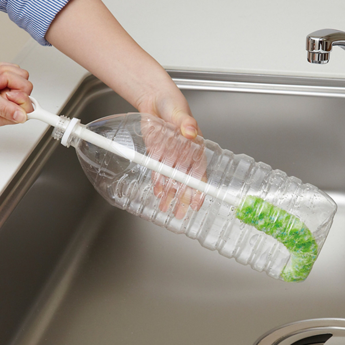 ボトル掃除 バスボンくん ペットボトルクリーナー 抗菌加工 水だけで落とせる （ ボトルブラシ ボトル 水筒 洗い 細口 スポンジ ロング バスボン ）