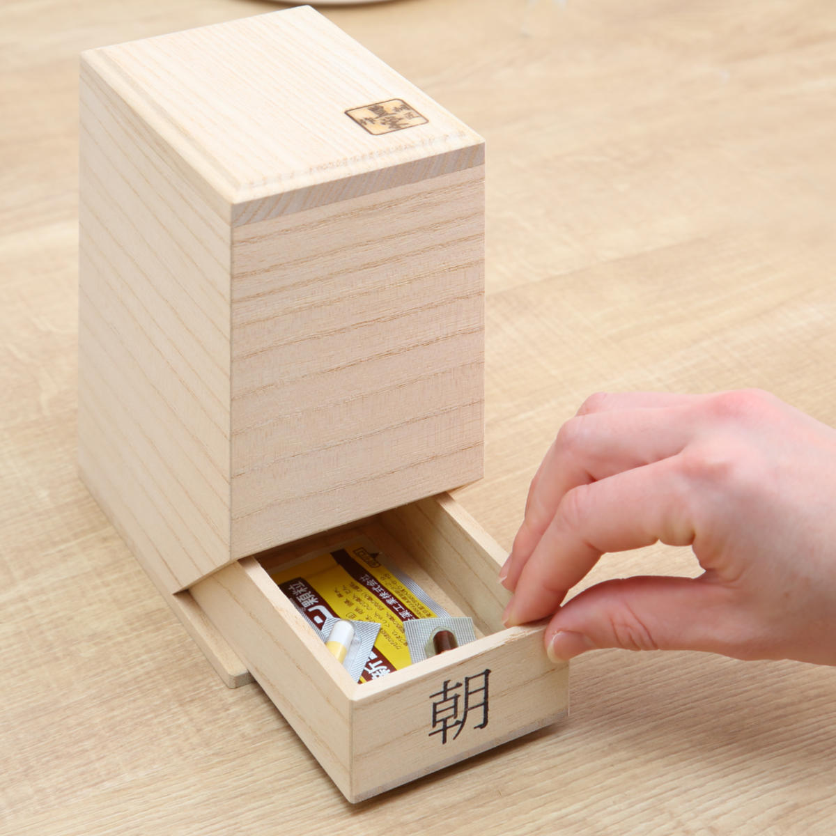 富山、年代物薬箱、本桐製今では入手困難品です。 薬ケース 桐の薬入れ 無地 1日4回タイプ 1日分 桐製 （ 薬入れ お薬