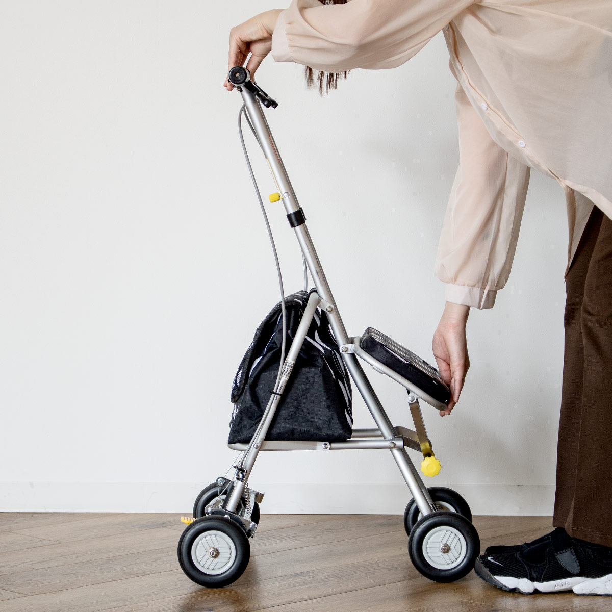 極美品 幸和製作所 プチカII コンパクト シルバーカー SLC08 歩行器 幸和製作所 シルバーカー コンパクトタイプ プチカ2 座れる （ カート