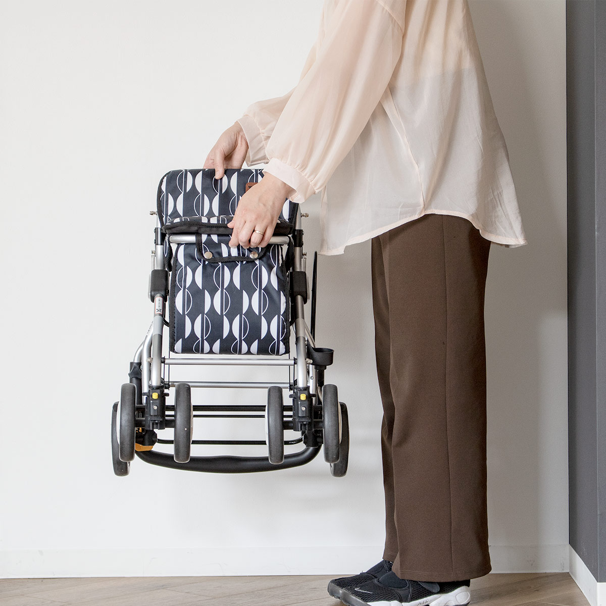 幸和製作所 シルバーカー ミドルタイプ ルーティ2 コンパクト 座れる