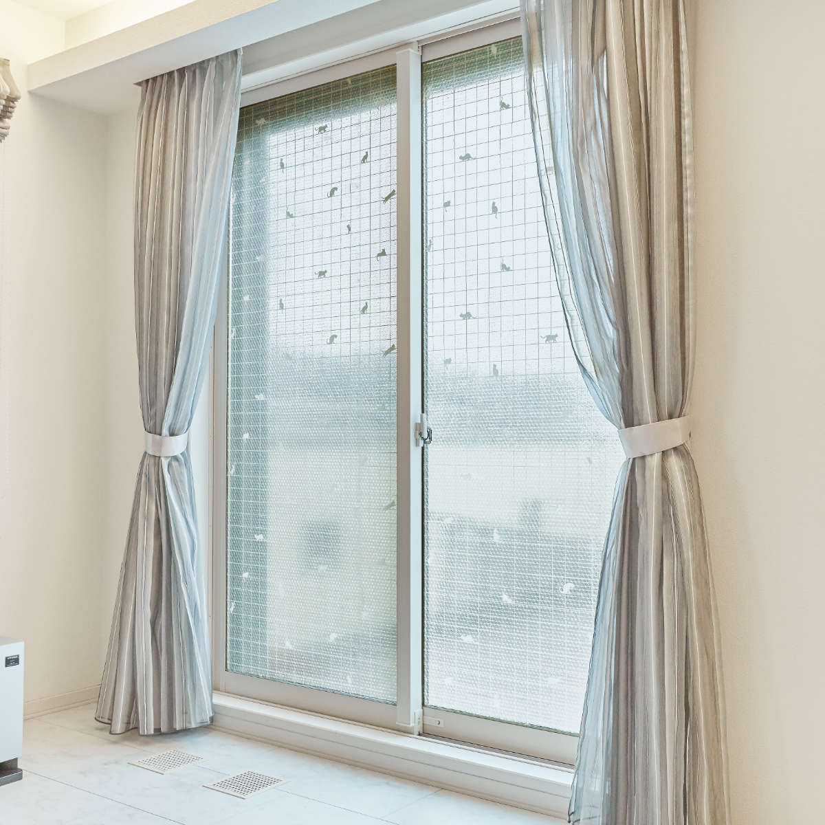 断熱シート マドピタシート レース調 ネコ柄 90cm×180cm 2枚組 （ 窓