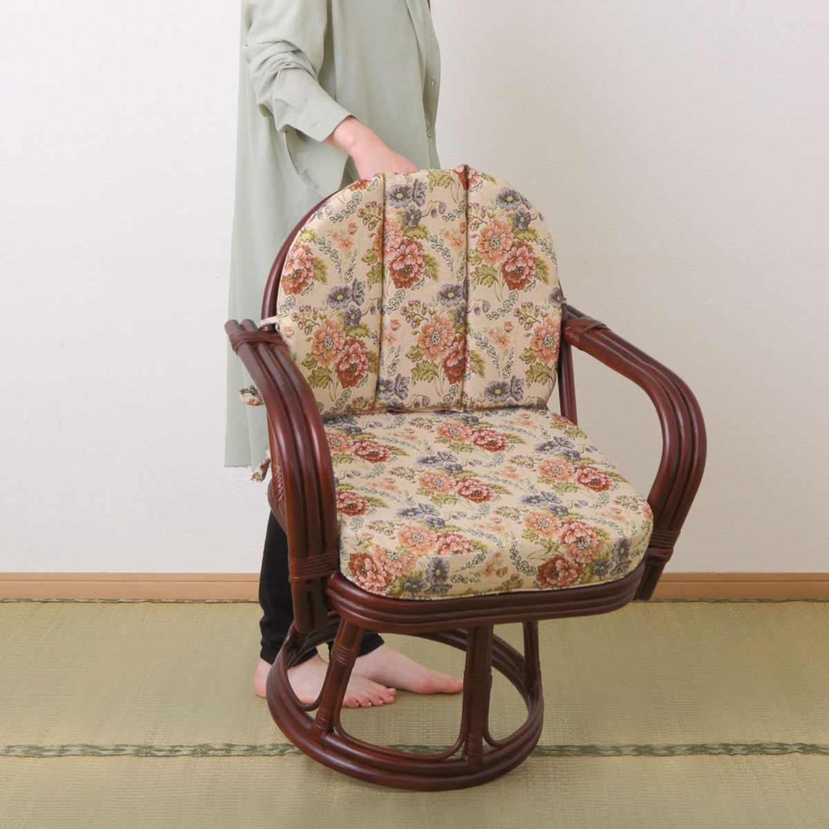 HAGiHARA（萩原） 籐 回転座椅子 座面高26cm 花柄 軽量 ライトブラウン