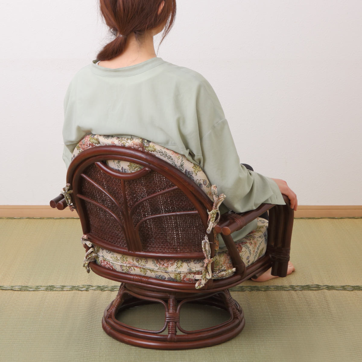 HAGiHARA（萩原） 籐 回転座椅子 座面高26cm 花柄 軽量 ダークブラウン