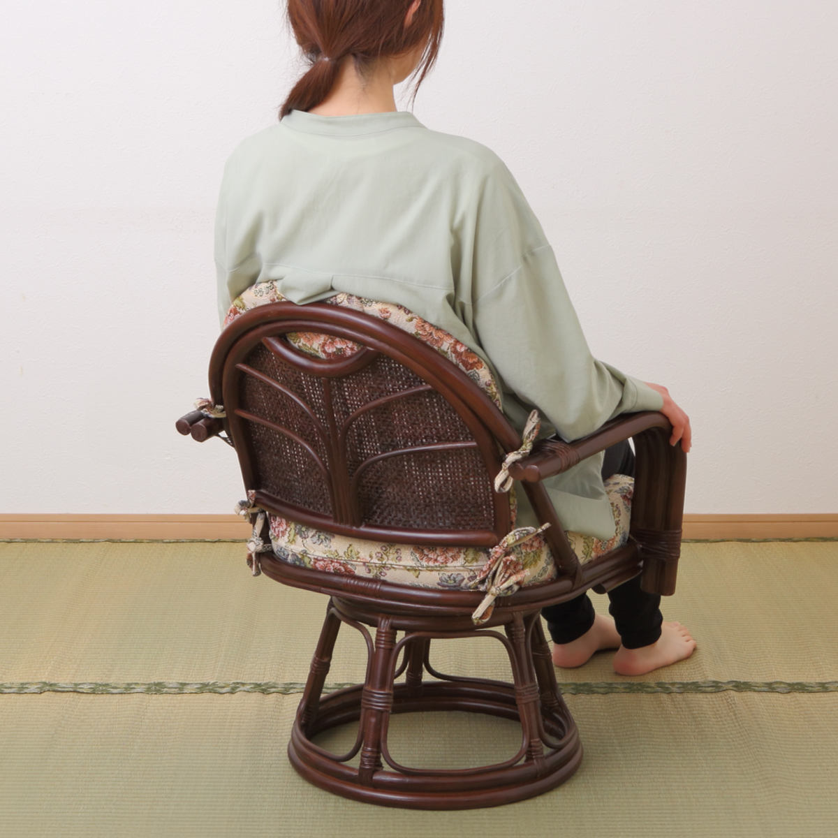 HAGiHARA（萩原） 籐 回転座椅子 座面高36cm 花柄 軽量 ライトブラウン