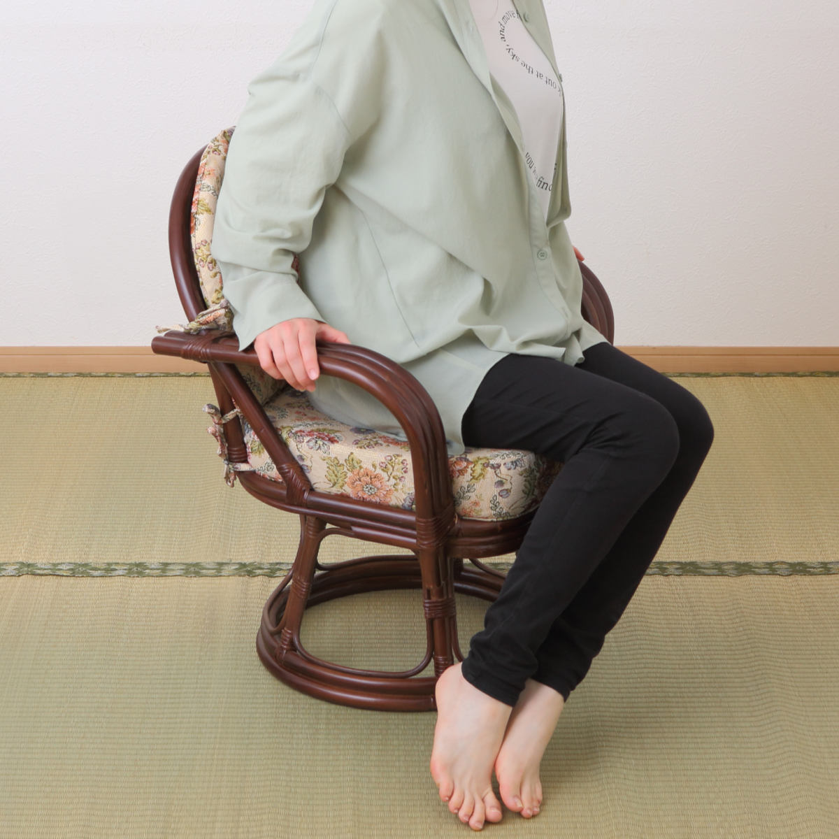 HAGiHARA（萩原） 籐 回転座椅子 座面高36cm 花柄 軽量 ダークブラウン