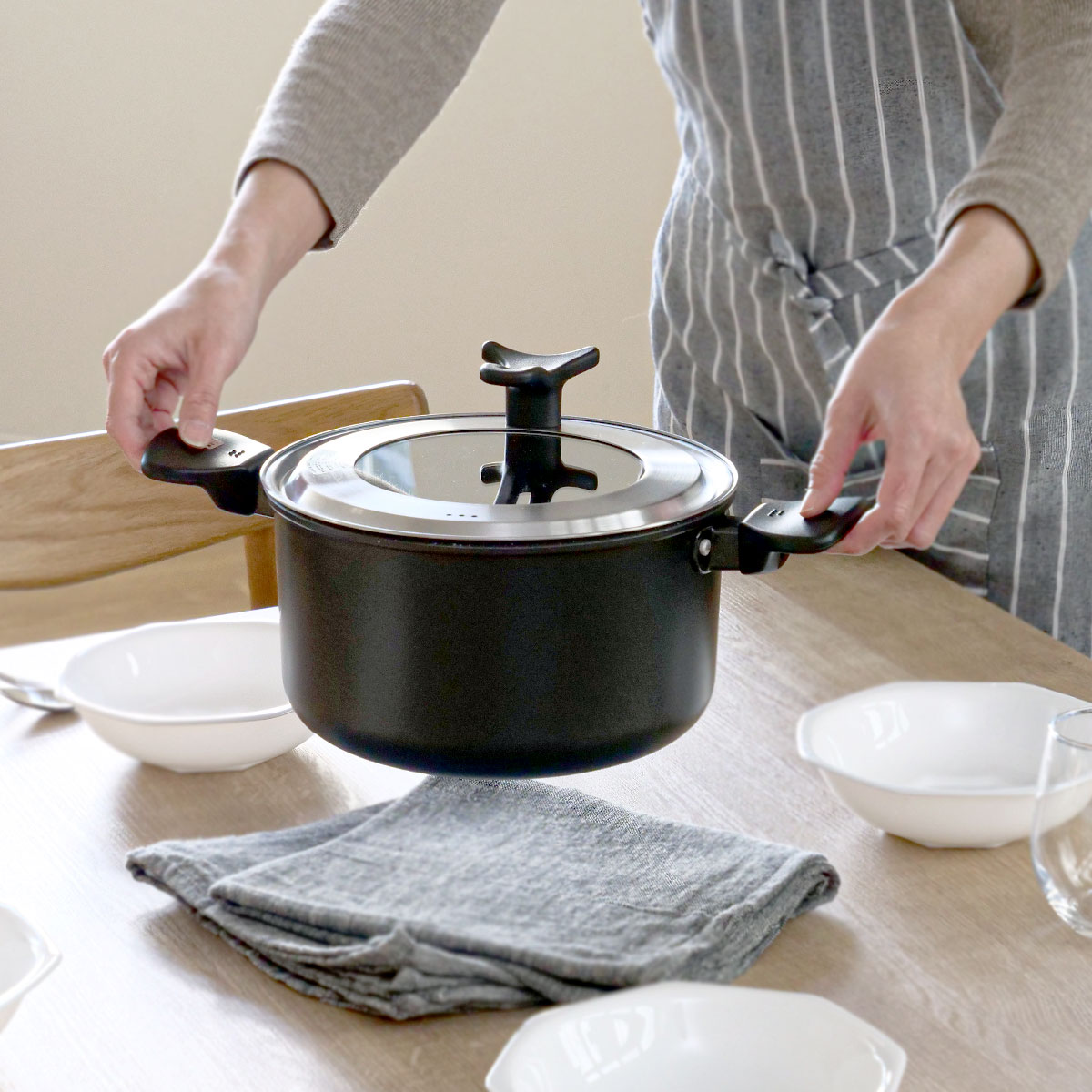 貝印 両手鍋 20cm とっても軽い両手鍋 IH対応 ガラス蓋付き （ ガス火