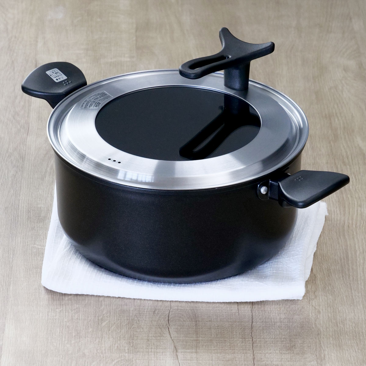 Le Creuset 両手鍋 28cm 黒 ガラス蓋付き 貝印 両手鍋 28cm とっても軽い両手鍋 IH対応 ガラス蓋付き （ ガス火