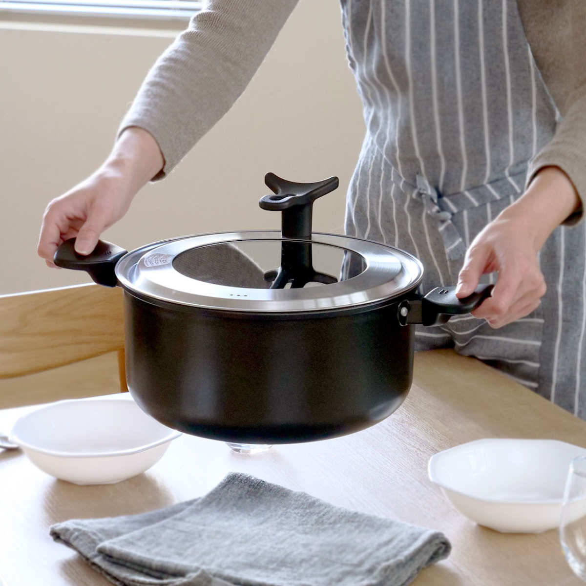 Le Creuset 両手鍋 28cm 黒 ガラス蓋付き 貝印 両手鍋 28cm とっても軽い両手鍋 IH対応 ガラス蓋付き （ ガス火