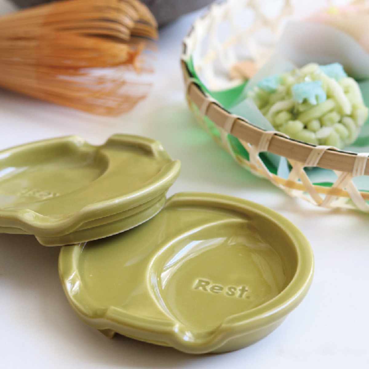 陶器製箸置き 緑とクリーム色 箸置き 小皿 8cm 箸休め くすみカラー 磁器 （ 食洗機対応 電子レンジ