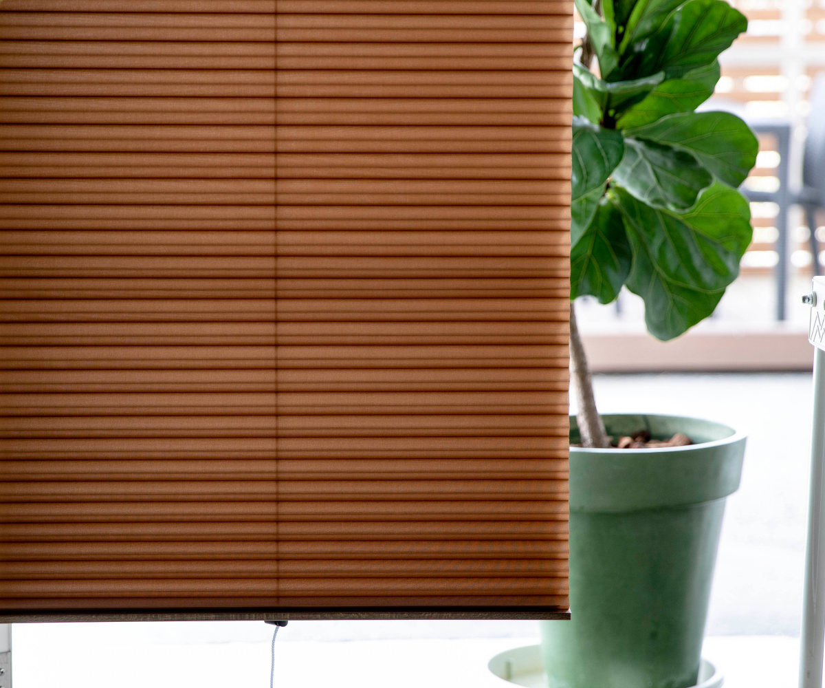 遮光・遮熱ハニカム構造の小窓用シェード 小窓用 スクリーン 断熱 幅59×丈90cm 突っ張り棒なし ハニカムシェード