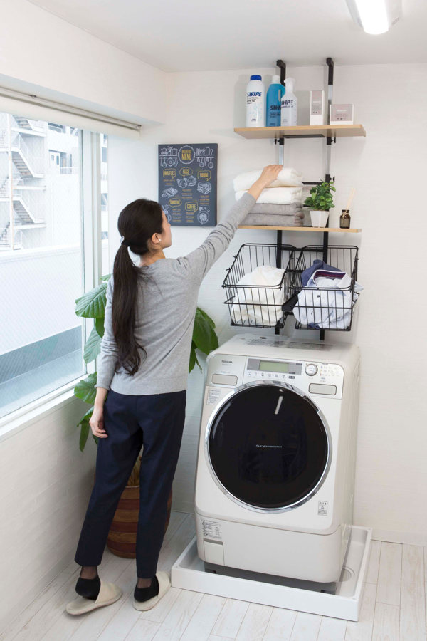 ランドリーラック 突っ張り 棚板2枚 バスケット付き 幅55cm 高さ207