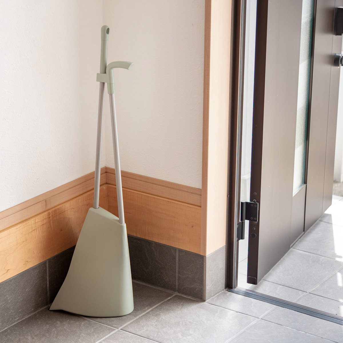 ほうき ちりとり セット 自立 フォレストグリーン ( 箒 ホーキ チリトリ 屋外 玄関 下駄箱 自立型 スリム かため 化学繊維 全長85cm 掃き掃除 ) 関連画像4