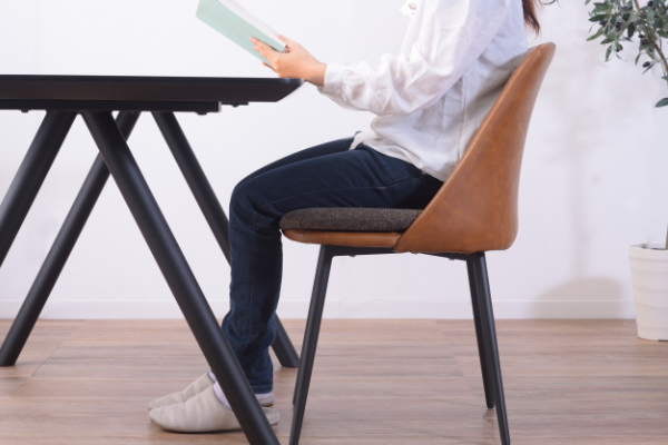 2脚セット　ダイニングチェア　おしゃれイス　高級感椅子 チェア 2脚セット 座面高47cm ダイニングチェア レザー調 クッション