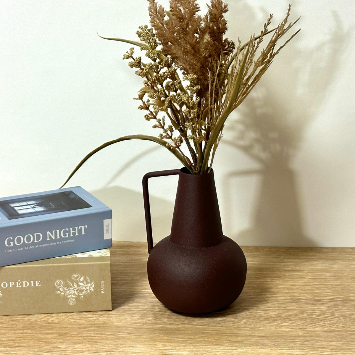 ダークブラウンの陶器製の花瓶 ダークブラウンの陶器製の花瓶