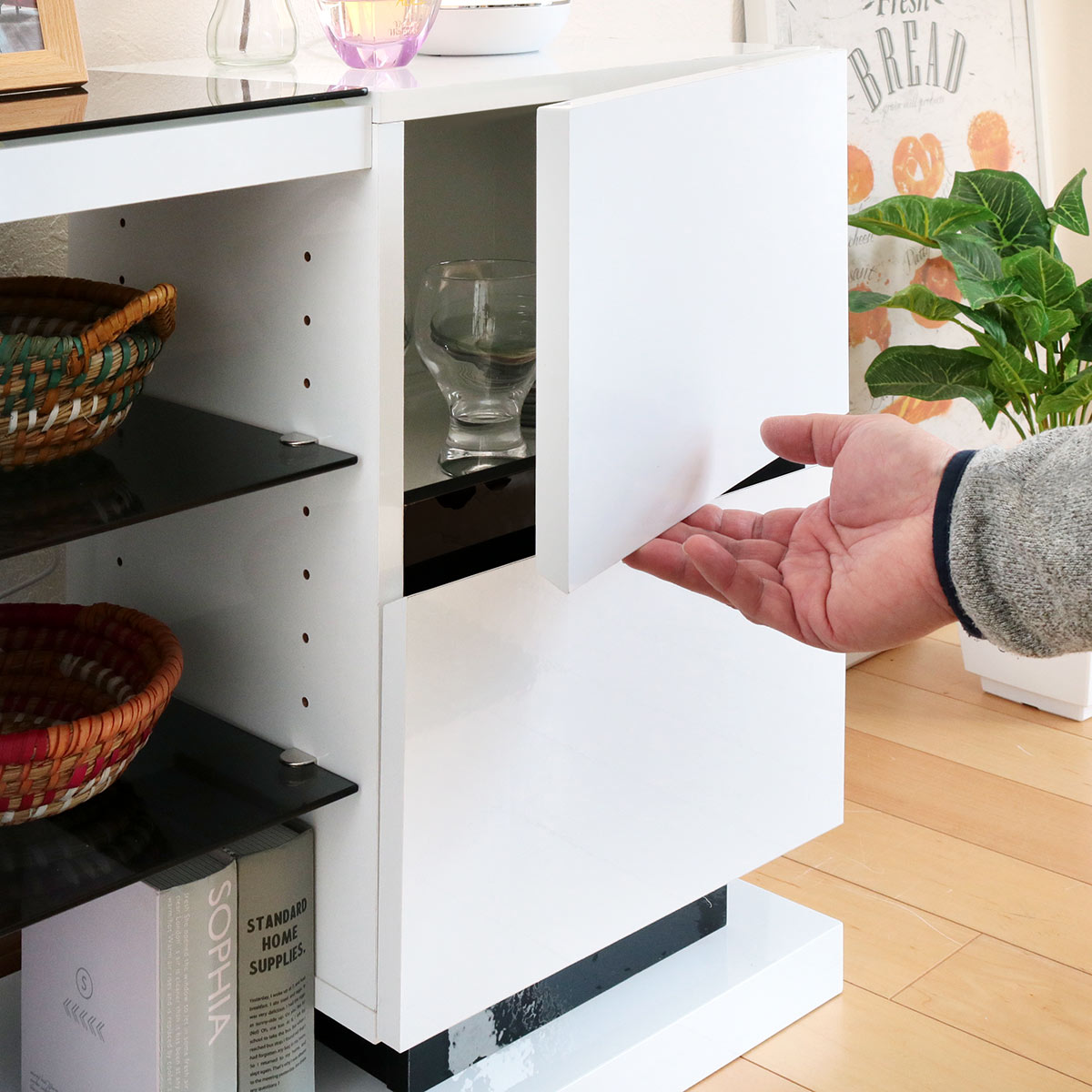 キャビネット 扉付きラック 鏡面仕上げ スタイリッシュモノトーン 幅