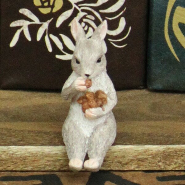 * vintage ornament ୨୧ * ミルク色ガラスの 素敵なリスさん マスコット リス 置物 インテリア （ オブジェ アニマル りす