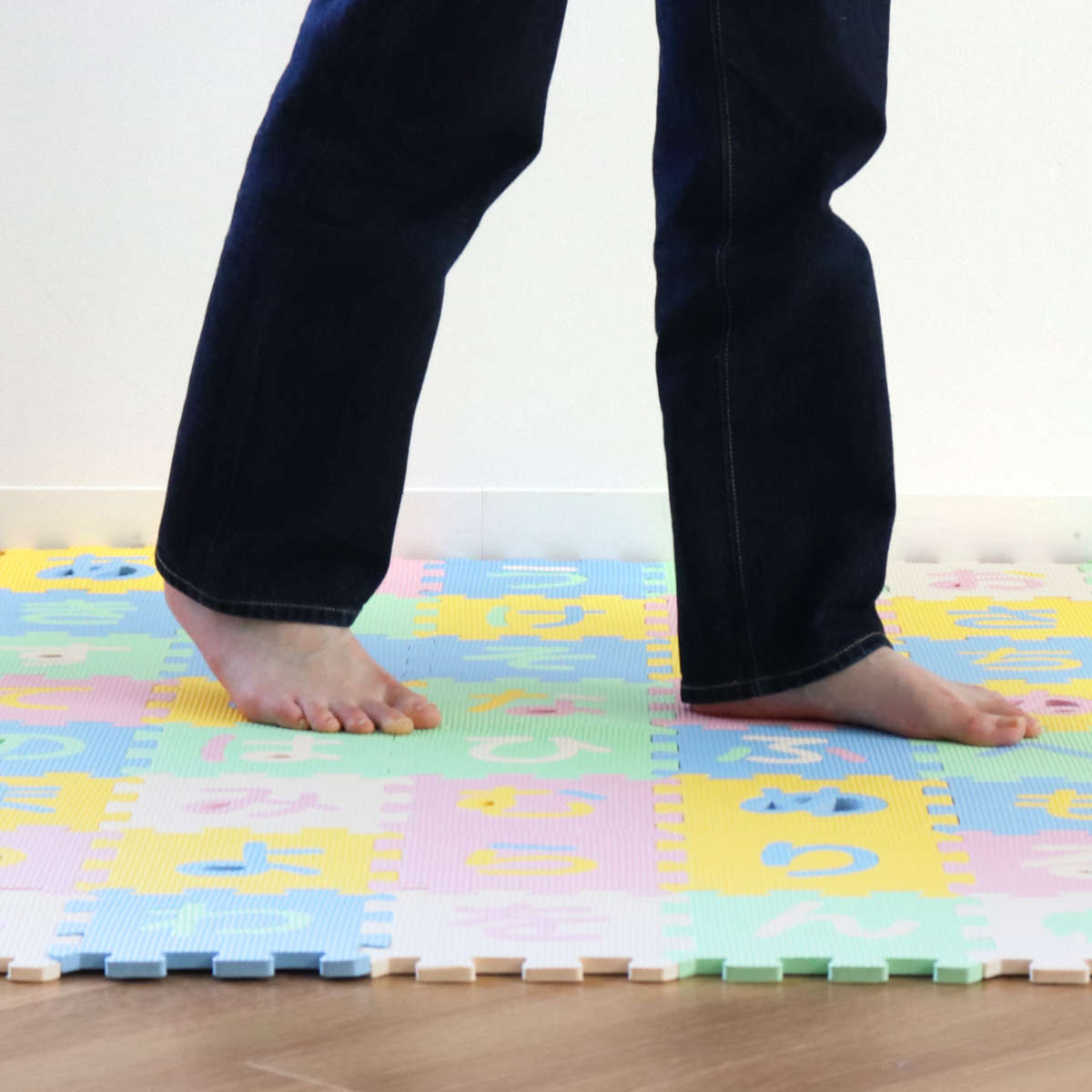 未使用品 ジョイント式 フローリング マット  パズルマット 100枚 定価3万円 65％オフ ジョイントマット 15×15cm ひらがなパズルマット 48枚組 （ フロア