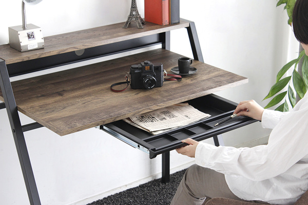 東馬（Tohma） デスク 幅96cm ラック付き スチール脚 木目調 コード穴
