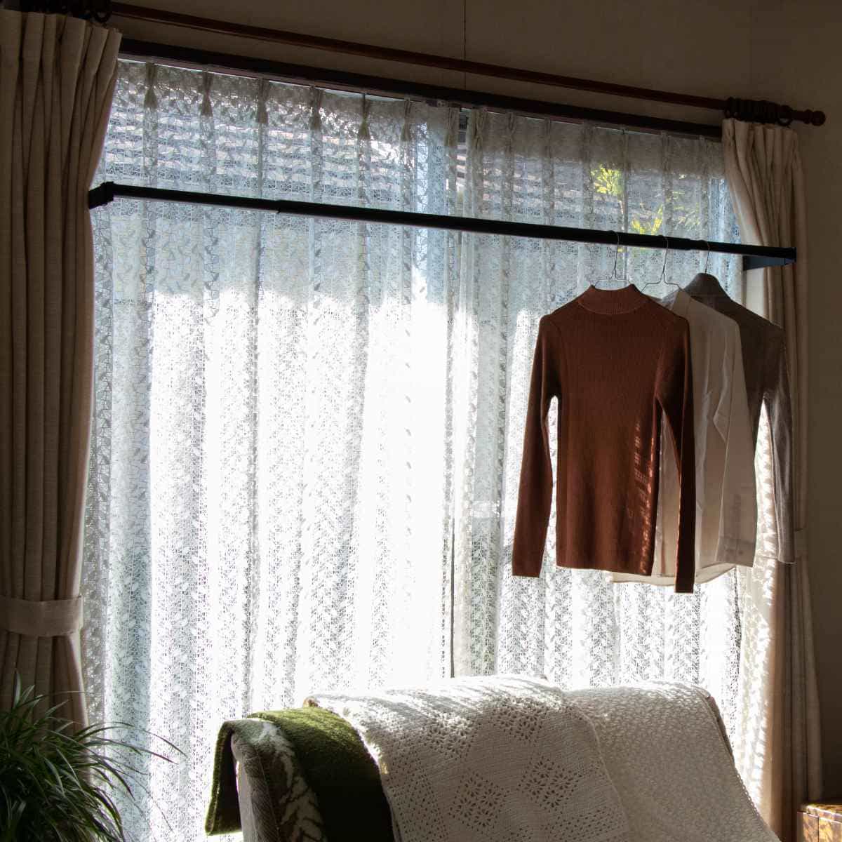 物干し 室内 FRAMES 窓枠突っ張り物干し （ 室内物干し 突っ張り 窓枠 折りたたみ 伸縮 日本製 ）の画像