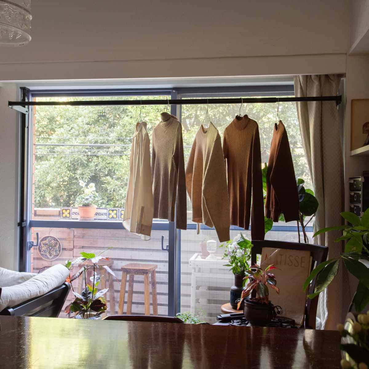 物干し 室内 FRAMES 窓枠突っ張り物干し （ 室内物干し 突っ張り 窓枠 折りたたみ 伸縮 日本製 ）の画像