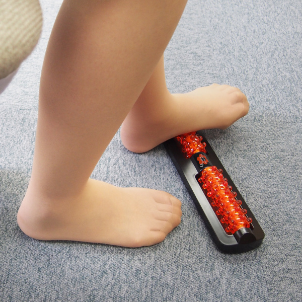 富士パックス販売 足裏 マッサージ 快適！足裏凸凹ローラー （ 足つぼ