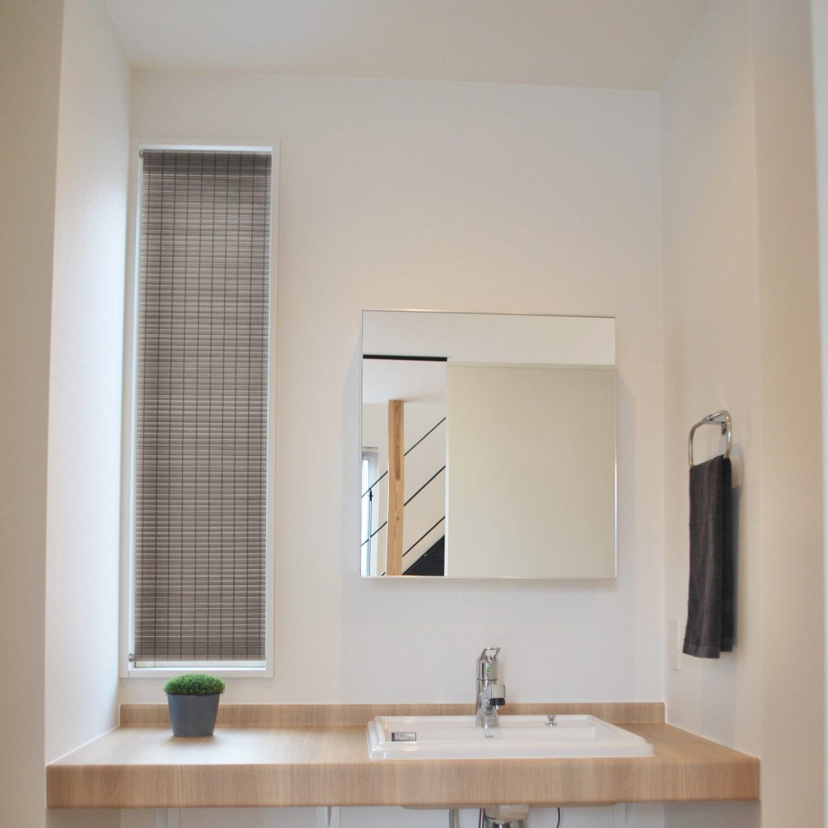 ロールスクリーン 小窓用 和風 幅35×高さ135cm PVC樹脂 つっぱり棒付き