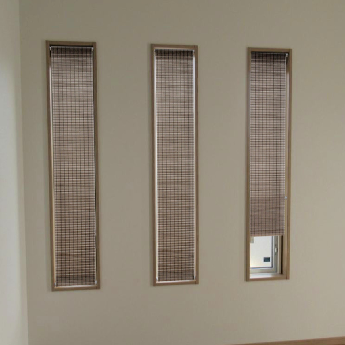 ロールスクリーン 小窓用 和風 幅35×高さ135cm PVC樹脂 つっぱり棒付き