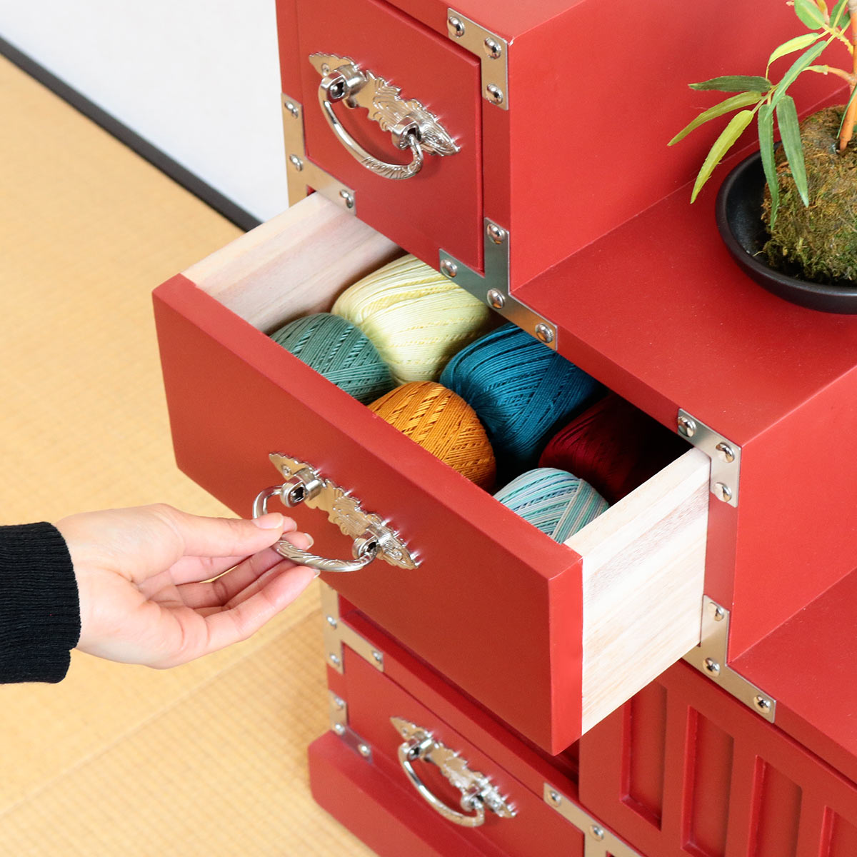 階段箪笥 桐製 民芸調 和風チェスト 右下がり 朱雀 幅57cm （ 箪笥