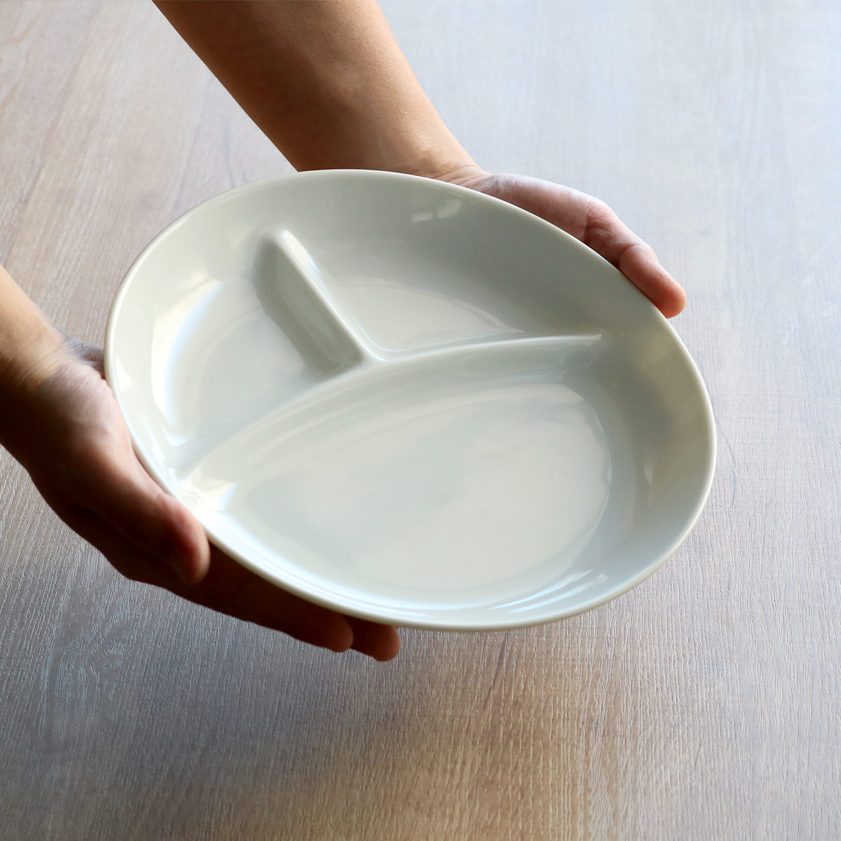 ランチプレート 23cm 軽量 ラウンド 磁器 （ 食洗機対応 電子レンジ