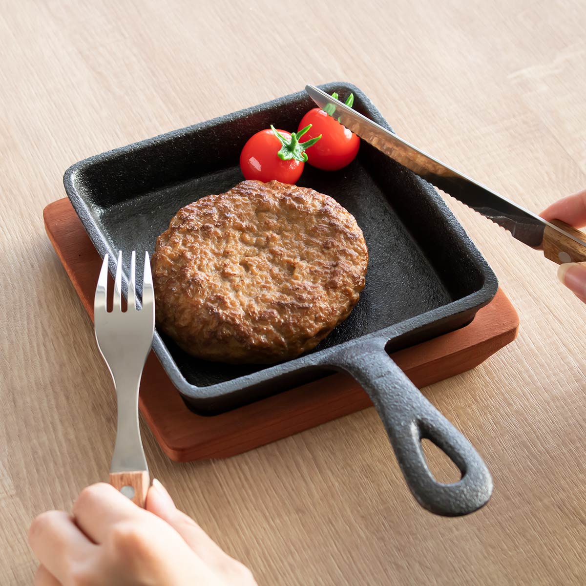 スキレット 13x13cm 角型 スプラウト 鉄鋳物 木製プレート付き （ ガス