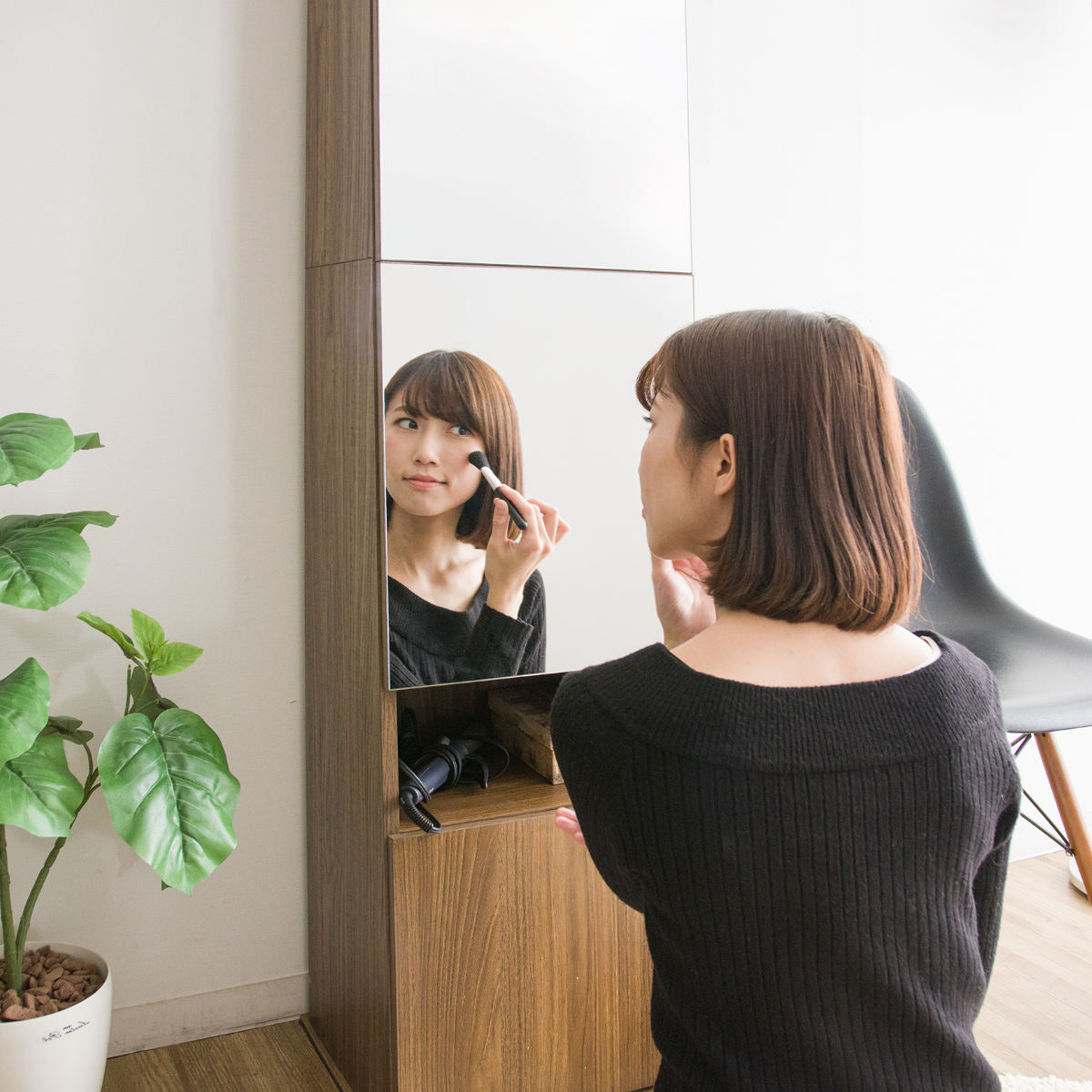 ミラー付きラック 5段 3枚扉 コンセント付 幅38cm （ 鏡付き リビング