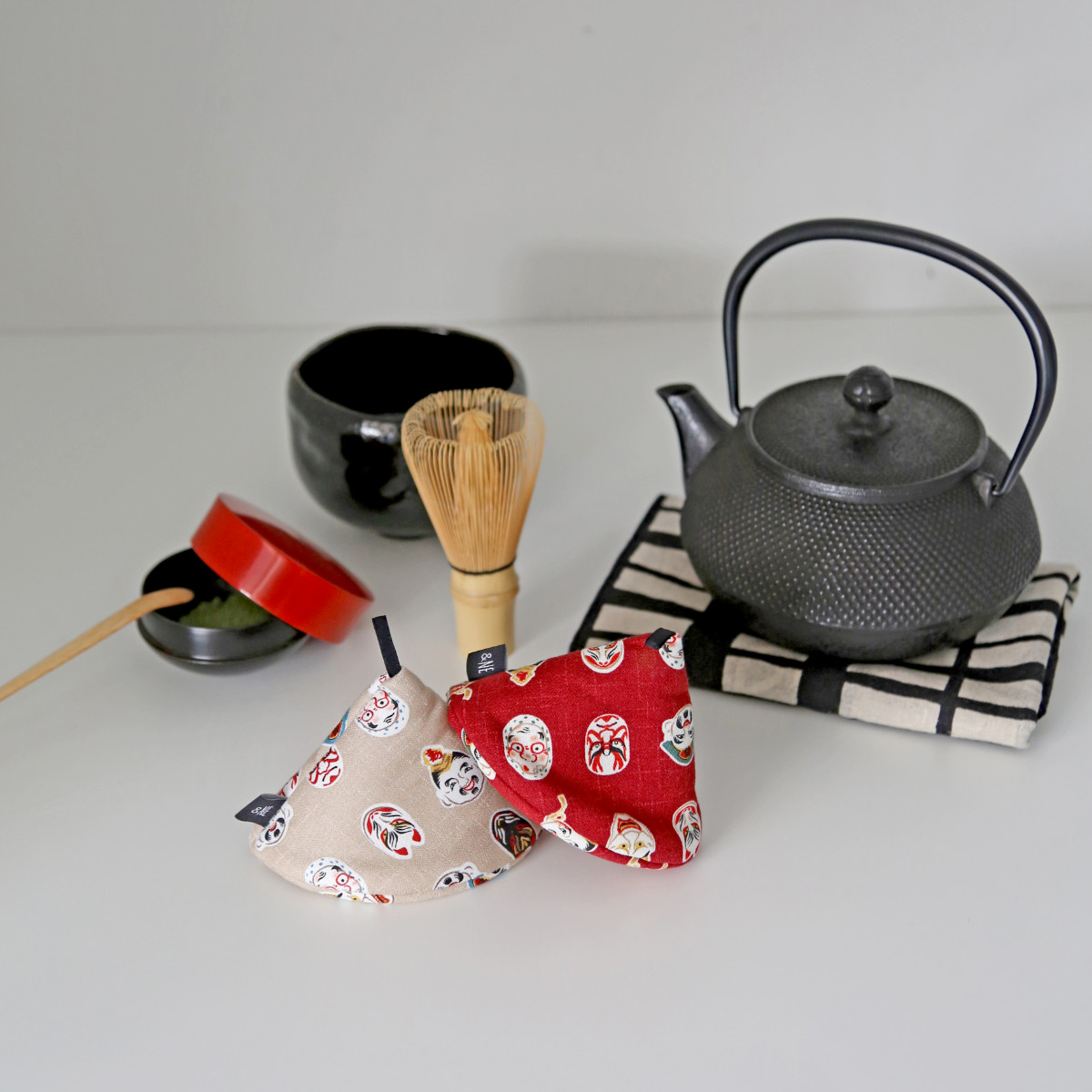 ＆NE 鍋つかみ 三角 お面 綿100％ 日本製 紐つき （ キッチンミトン