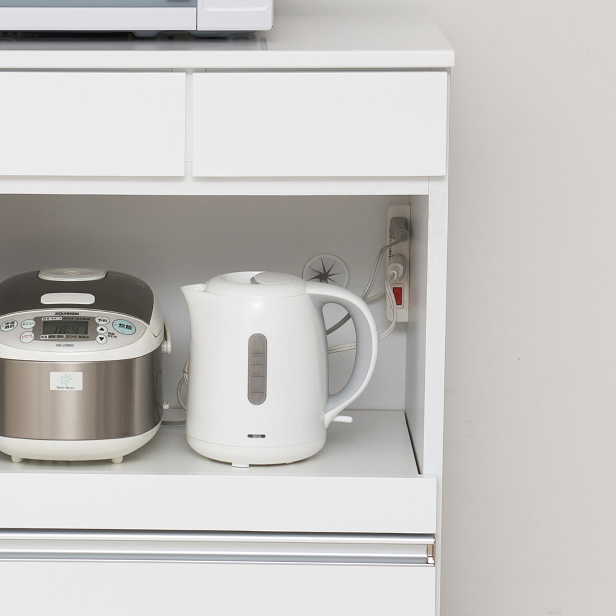 ホワイト キッチンカウンター 2口コンセント付き クロシオ キッチンカウンター 幅82cm キャスター 2口コンセント付 背面