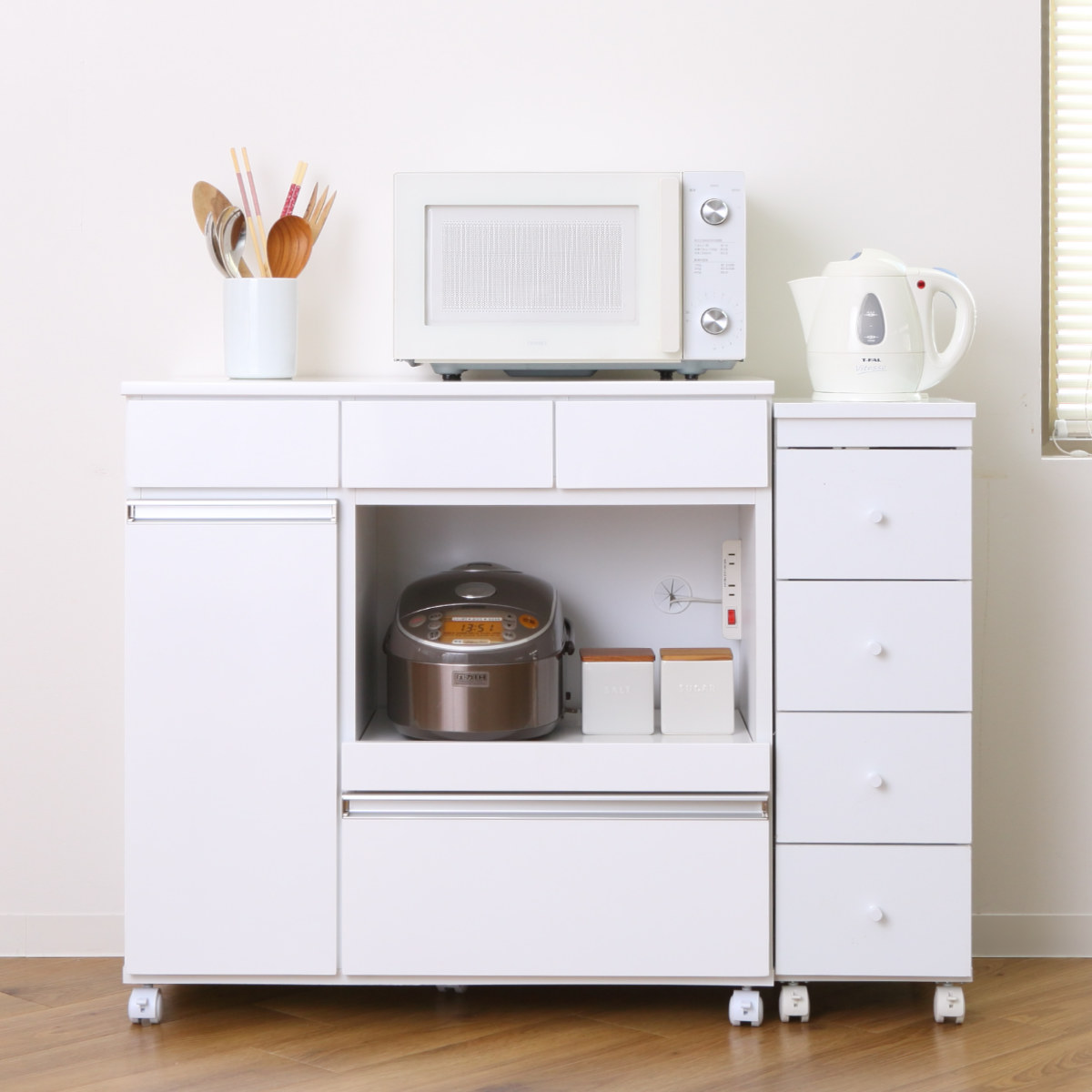 美品 ホワイトキッチンカウンター 電源コンセント付き クロシオ キッチンカウンター 幅82cm キャスター 2口コンセント付 背面