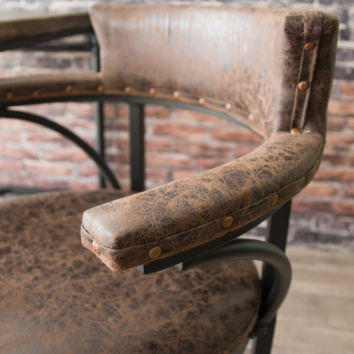 ヴィンテージ★アームチェア★木製家具★革★鋲打ち★ 宮武製作所 チェア 座面高50cm レザー調 ヴィンテージ加工 スタッズ