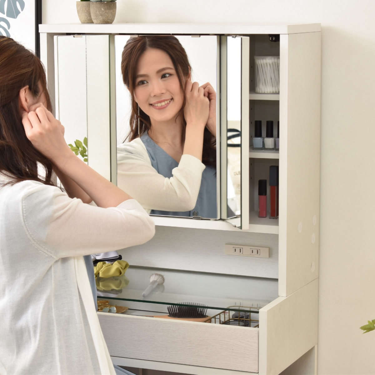 美品　ロータイプ　テーブルドレッサー　コンセント付き　鏡台　収納 ドレッサー ロータイプ 高さ97.5cm 三面鏡 ガラステーブル （ テーブル
