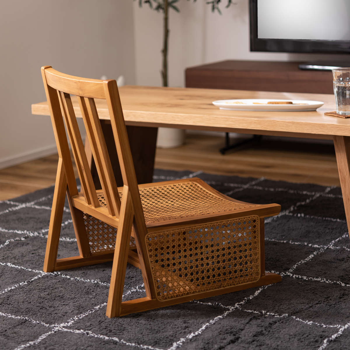 東谷 フロアチェア 天然木フレーム ラタン編み 座面高約20cm （ 座椅子