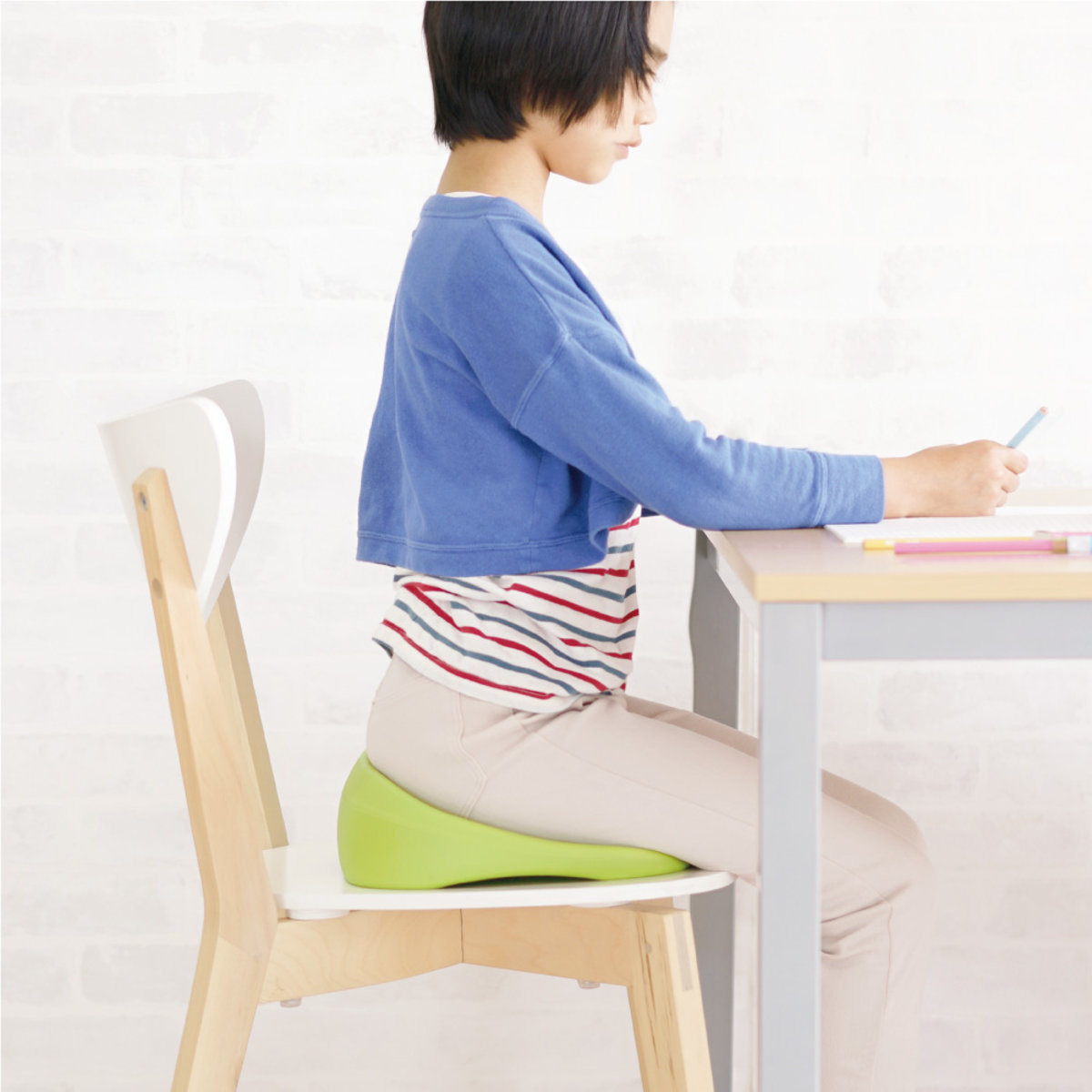 クッション まっすぐ姿勢ですくすくッション キッズ リビガク （ 子供