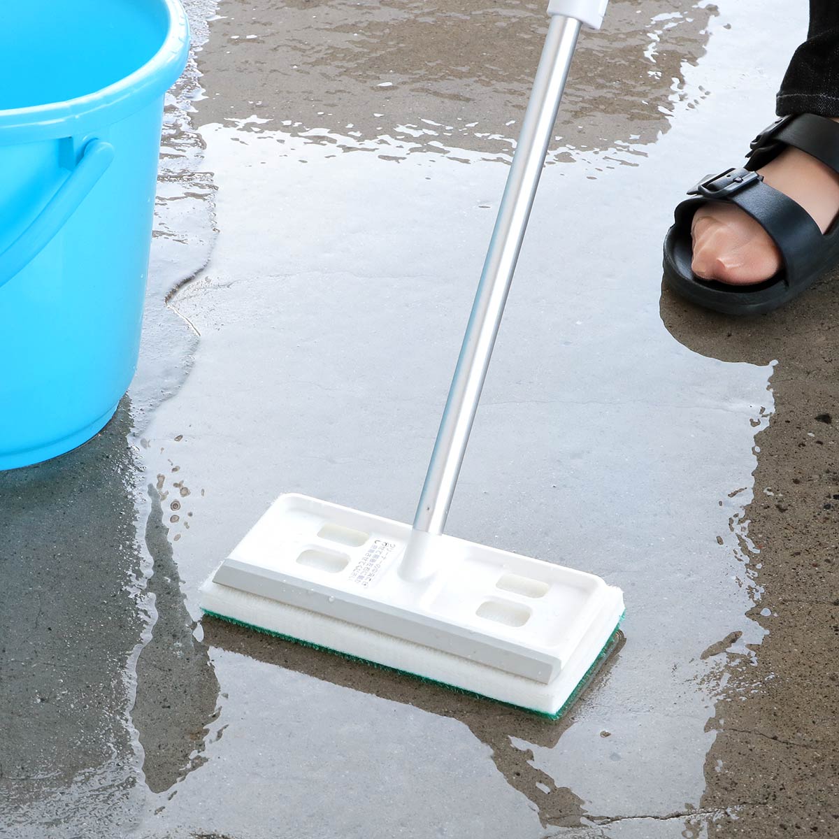 激落ちくん 玄関タイルブラシ 伸縮式 71.5〜112cm 水切り付 S01058