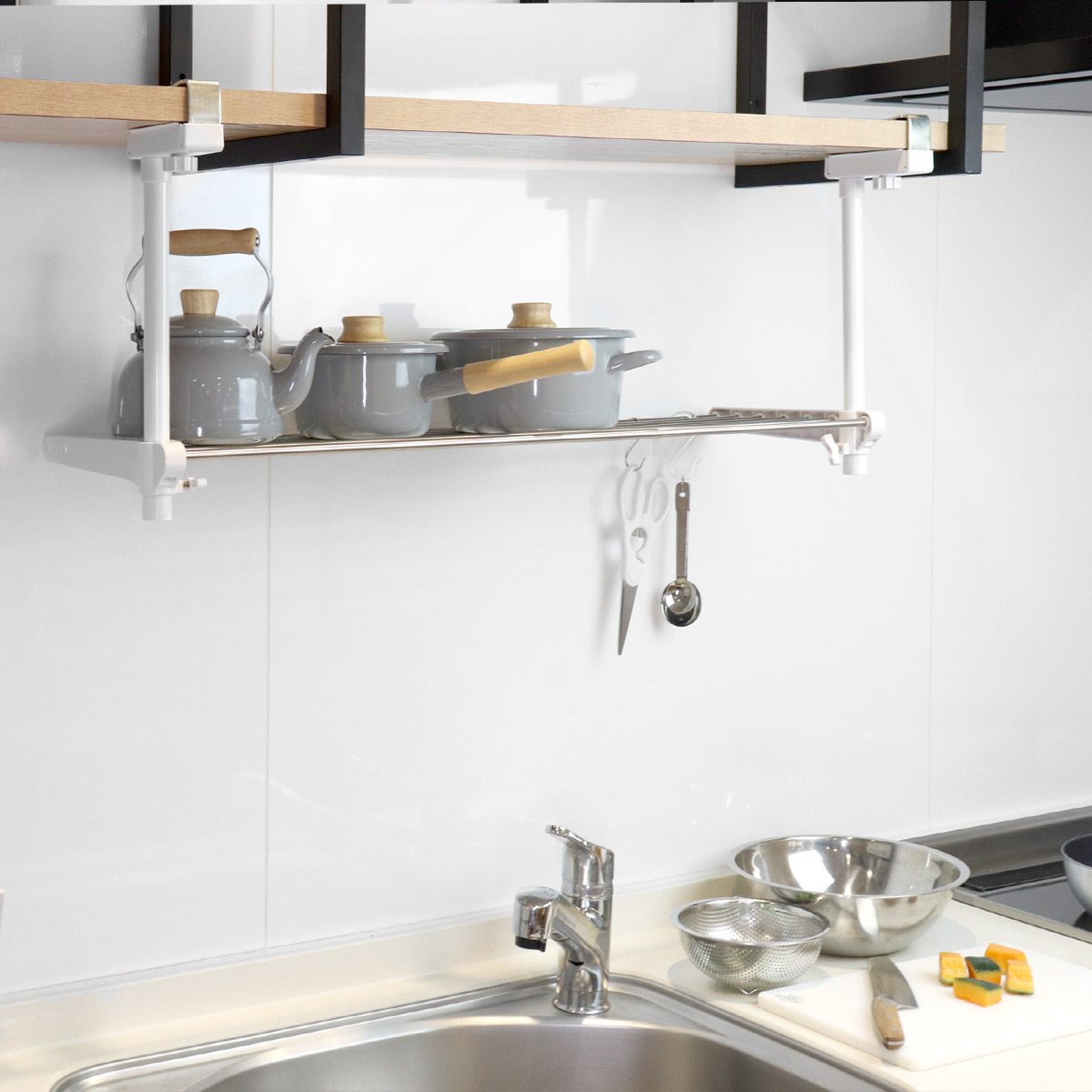 吊るし棚 平安伸銅工業 つっぱり棚 1段吊り下げキッチン棚 （ 伸縮 幅59〜90cm
