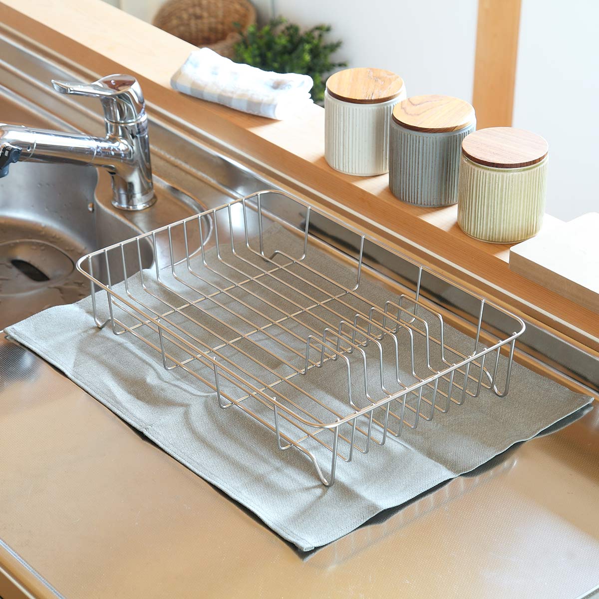 水切りラック Outline 水切りバット 幅43cm （ 日本製 リネンライナー付き ステンレス シンク上 アウトライン 水切りかご 水切りカゴ 水切りバスケット ）の画像