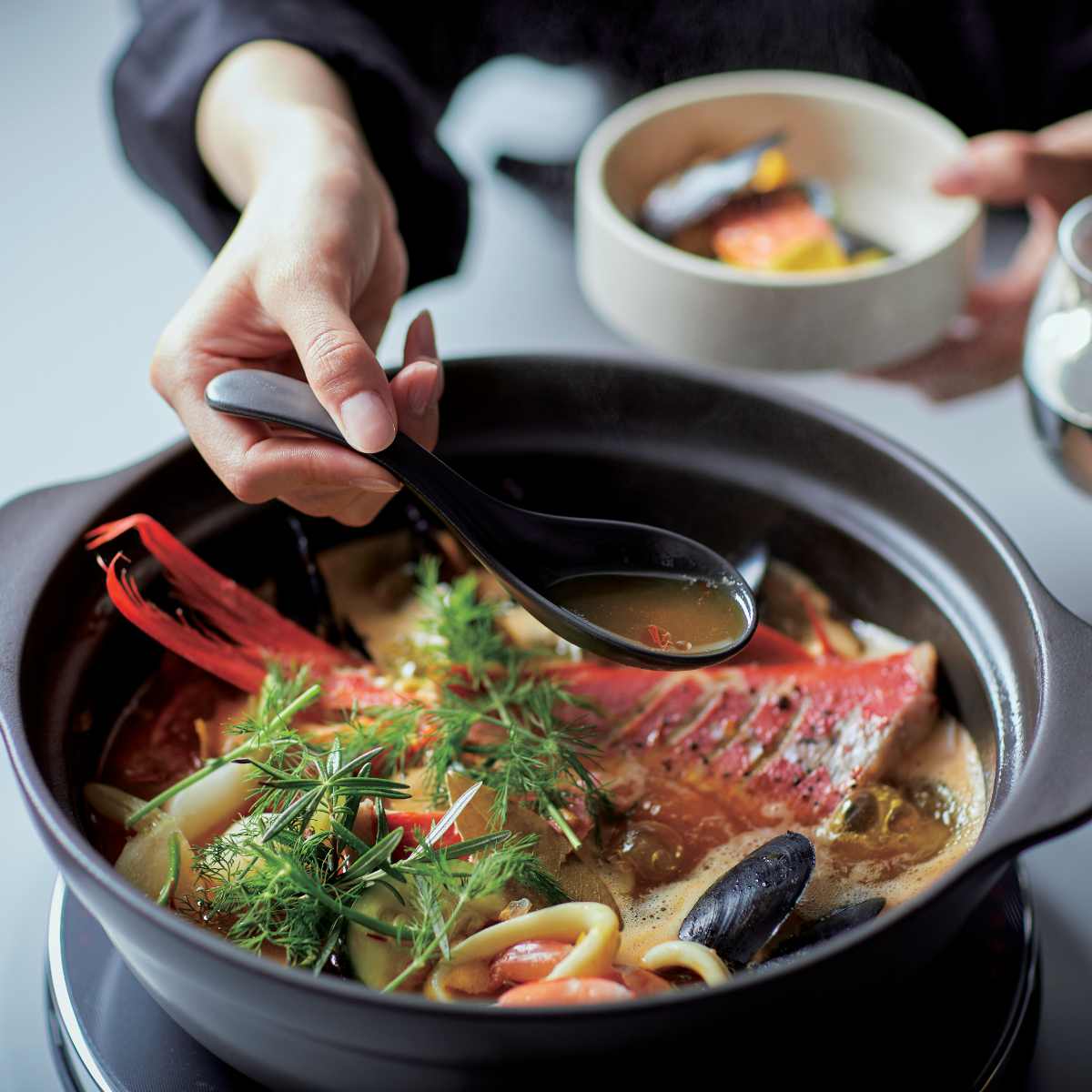 M.STYLE（エムスタイル） 土鍋 8号 IH対応 Karl 軽量土鍋 蒸し皿付き