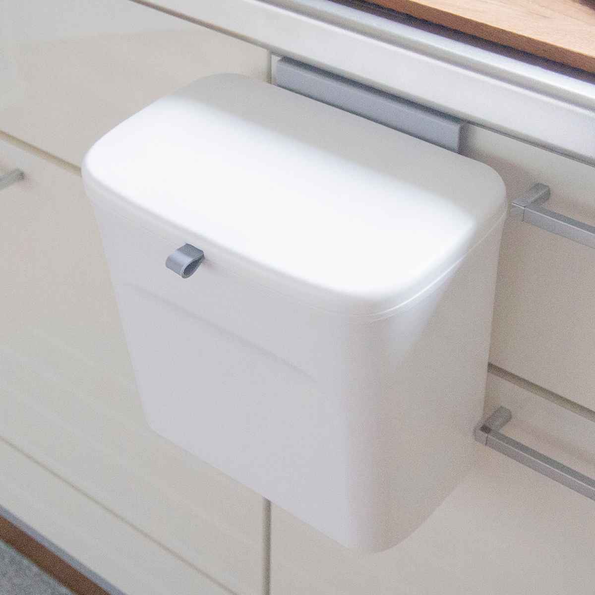 オカトー ゴミ箱 7L シェルパカ スライド式のフタ付きダストボックス ホワイト （ スクイージー付き キッチン用 生ごみ 三角コーナー 7 ...