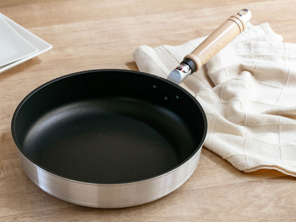 北陸アルミ　マイスター　IH CTフライパン　美品4個セット 北陸アルミニウム マイスターIH CTフライパン 18cm (フライパン) 価格