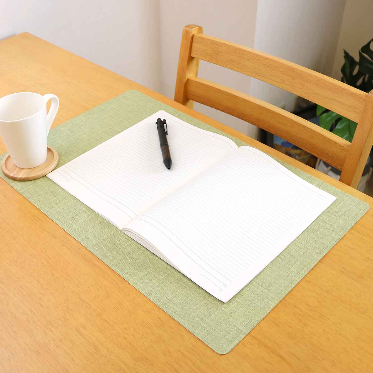 ランチョンマット 44×29cm 無地 抗ウイルス 塩化ビニル樹脂 同色4枚