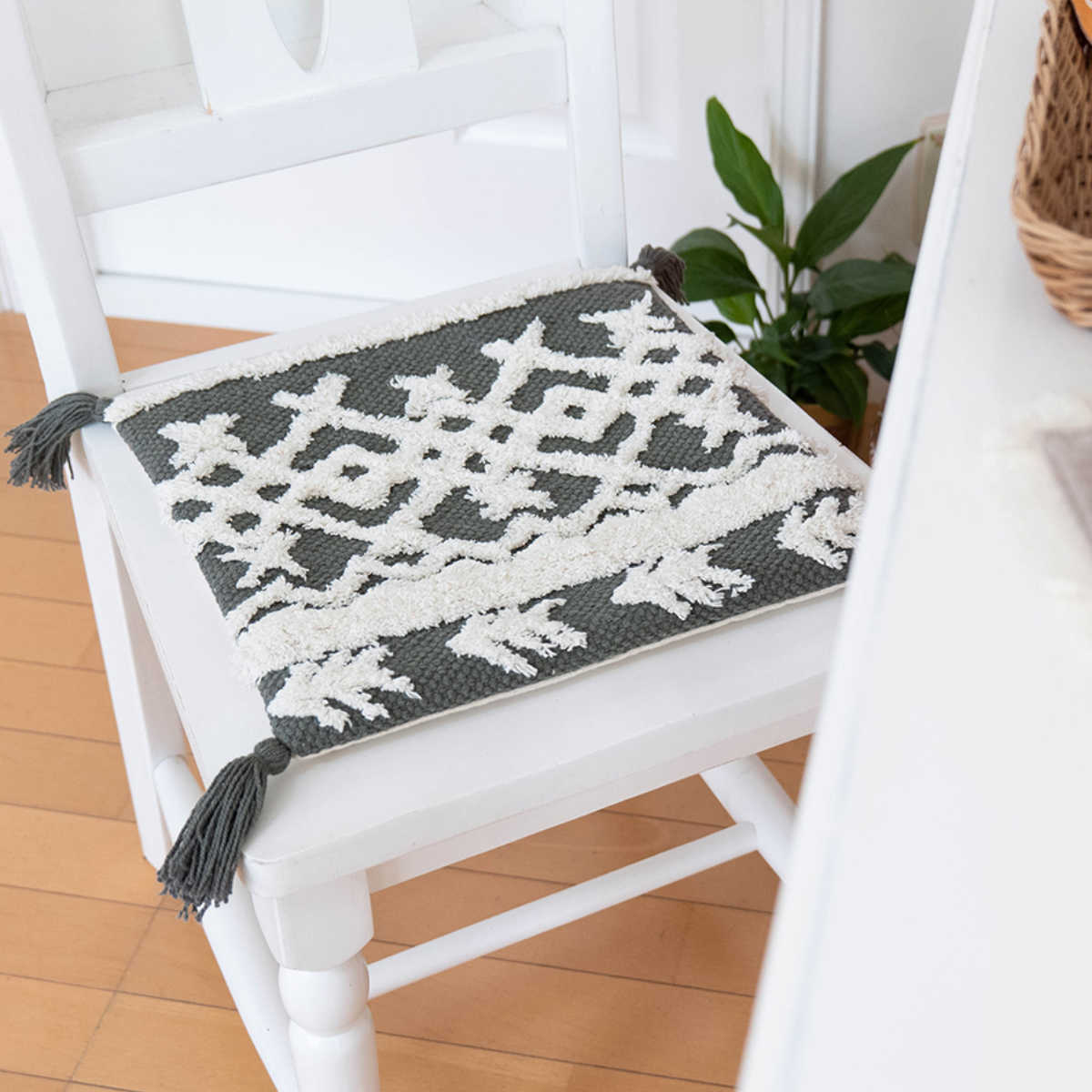 チェアパッド 33×33cm ボーホータッチ モノトーン ハンドメイド
