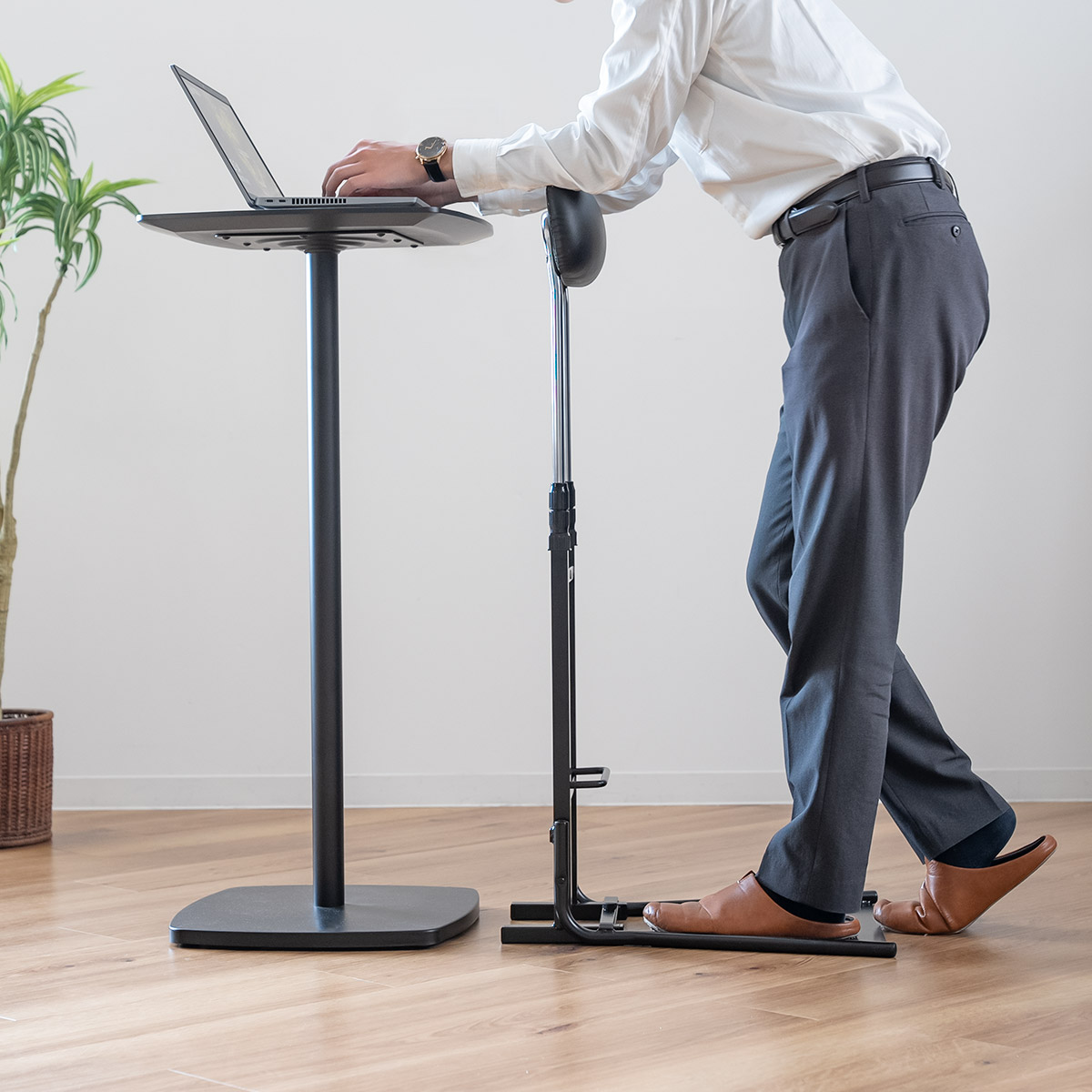 オフィスチェア 腰痛 チェアスタンド 立ち姿勢サポート 背もたれ調節 高さ77〜120cm （ ストレッチ 姿勢 サポート 疲労 軽減 器具 作業 立ち仕事 ）の画像