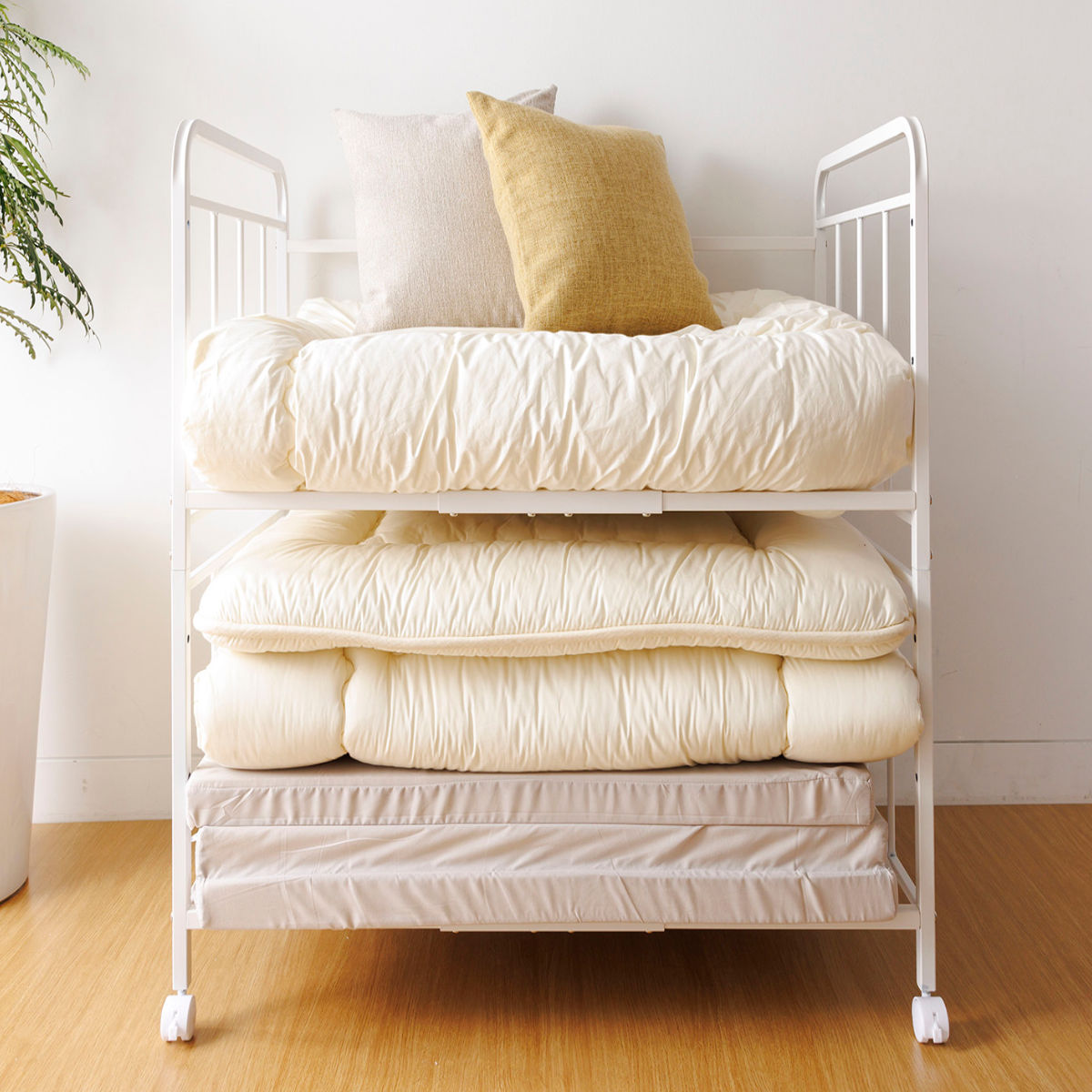 通気性に優れたキャスター付き布団収納ラック2段(ホワイト) サン・ハーベスト 布団収納ラック2段 幅103.5奥行65.5高さ100cm