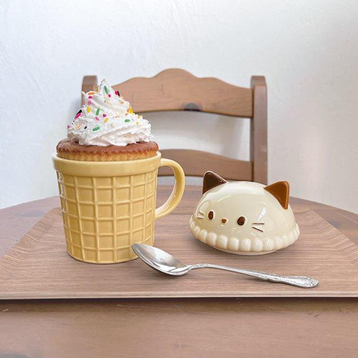 美品　昭和レトロ　アイスクリームカップ型　陶器小物入れ 美品 昭和レトロ アイスクリームカップ型 陶器小物入れ アイスクリーム